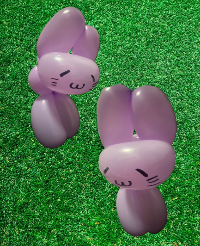 芝生の上に並ぶ、リアル感のある猫ですが。ちゃん